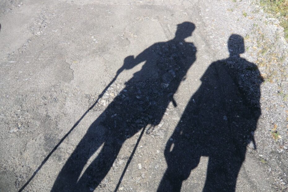 Schatten zweier Wanderer mit Treckingstöcken