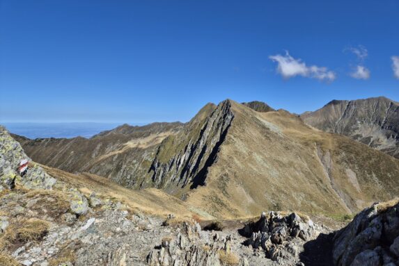 Făgăraș-Durchquerung: Blick vom Podu-Giurgiului-Pass bis hinüber zum Viștea Mare