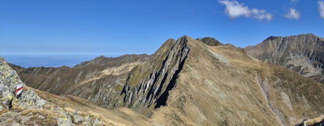 Făgăraș-Durchquerung: Blick vom Podu-Giurgiului-Pass bis hinüber zum Viștea Mare