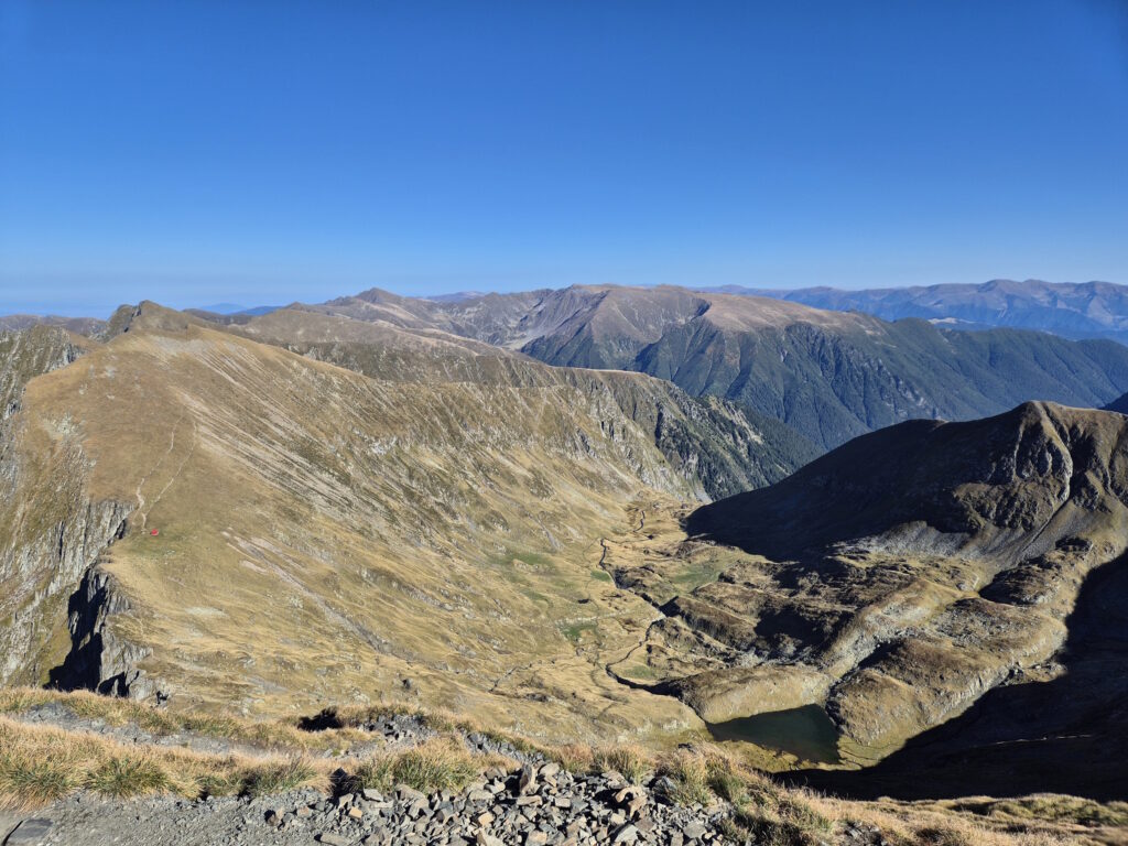 Făgăraș-Durchquerung: Blick von der Portita Viștei auf Rifugiul Viștea Mare, im Hintergrund die Piatra Craiului