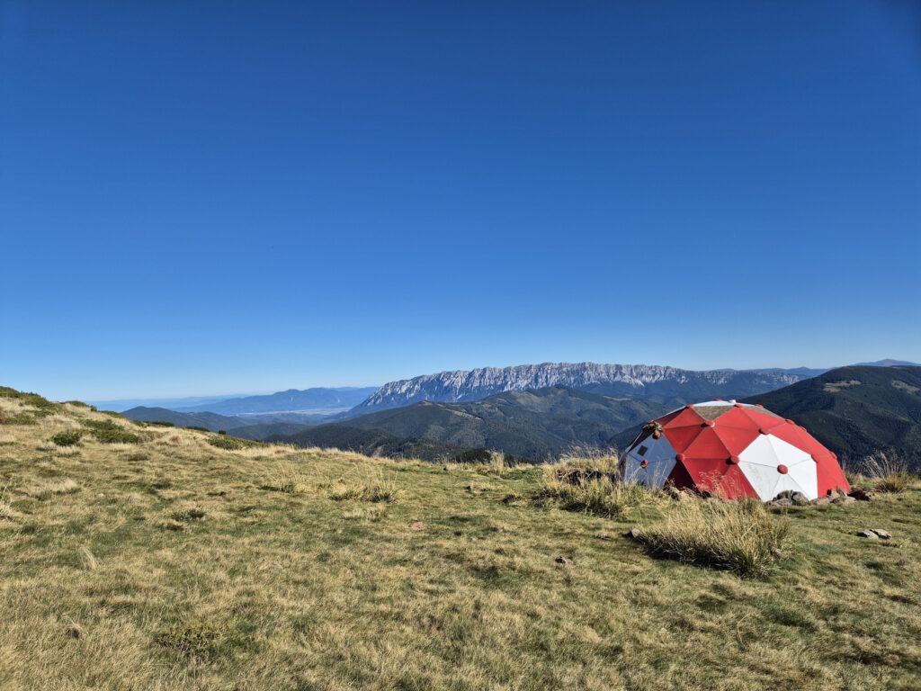 Făgăraș-Durchquerung: Refugiul Comisu vor dem Panorama der Piatra Craiului