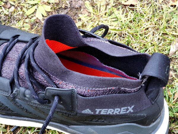 Etwas enge Gamaschen der adidas Terrex Free Hiker GTX Schuhe mit Schlaufe als Anziehhilfe