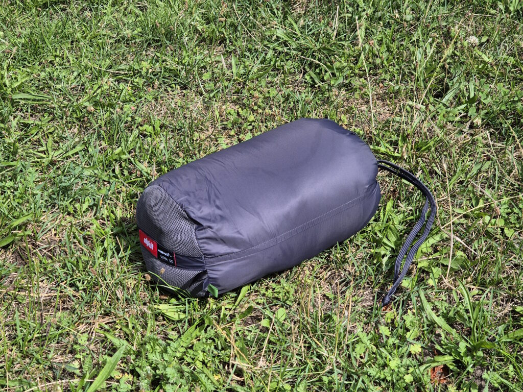 Kompakter Packsack des Alpkit Ultra 120 Kunstfaser-Schlafsacks