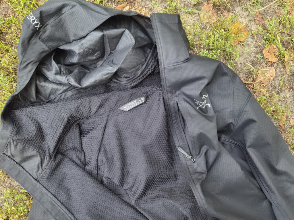 Octa-Fleecefutter und Brusttasche des Arcteryx Delta Hybrid Hoody