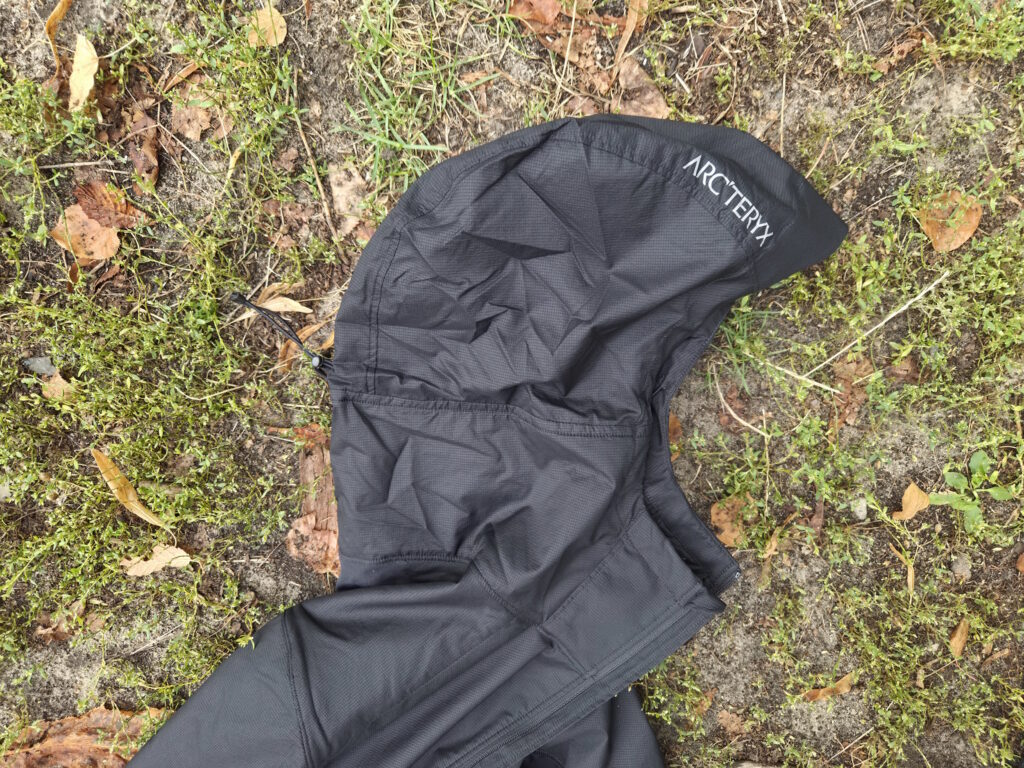 Verstellbare Kapuze des Arcteryx Delta Hybrid Hoody