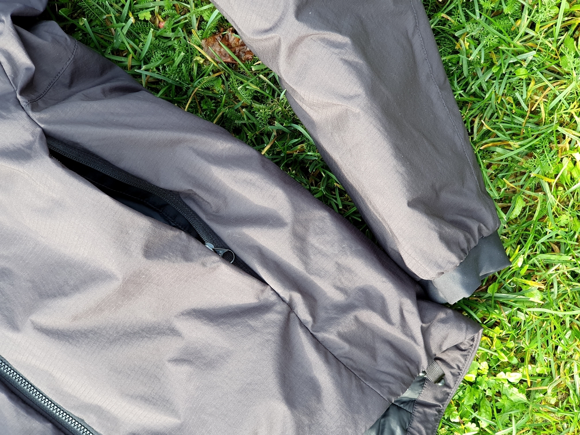 Seitentasche mit Reißverschluss und Stretch-Bündchen der Arcteryx Atom AR Jacke