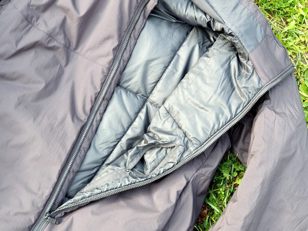 Gestepptes Innenfutter und Innentasche der Arcteryx Atom AR Jacke