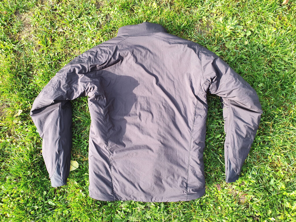 Rückseite der Arcteryx Atom AR Jacke