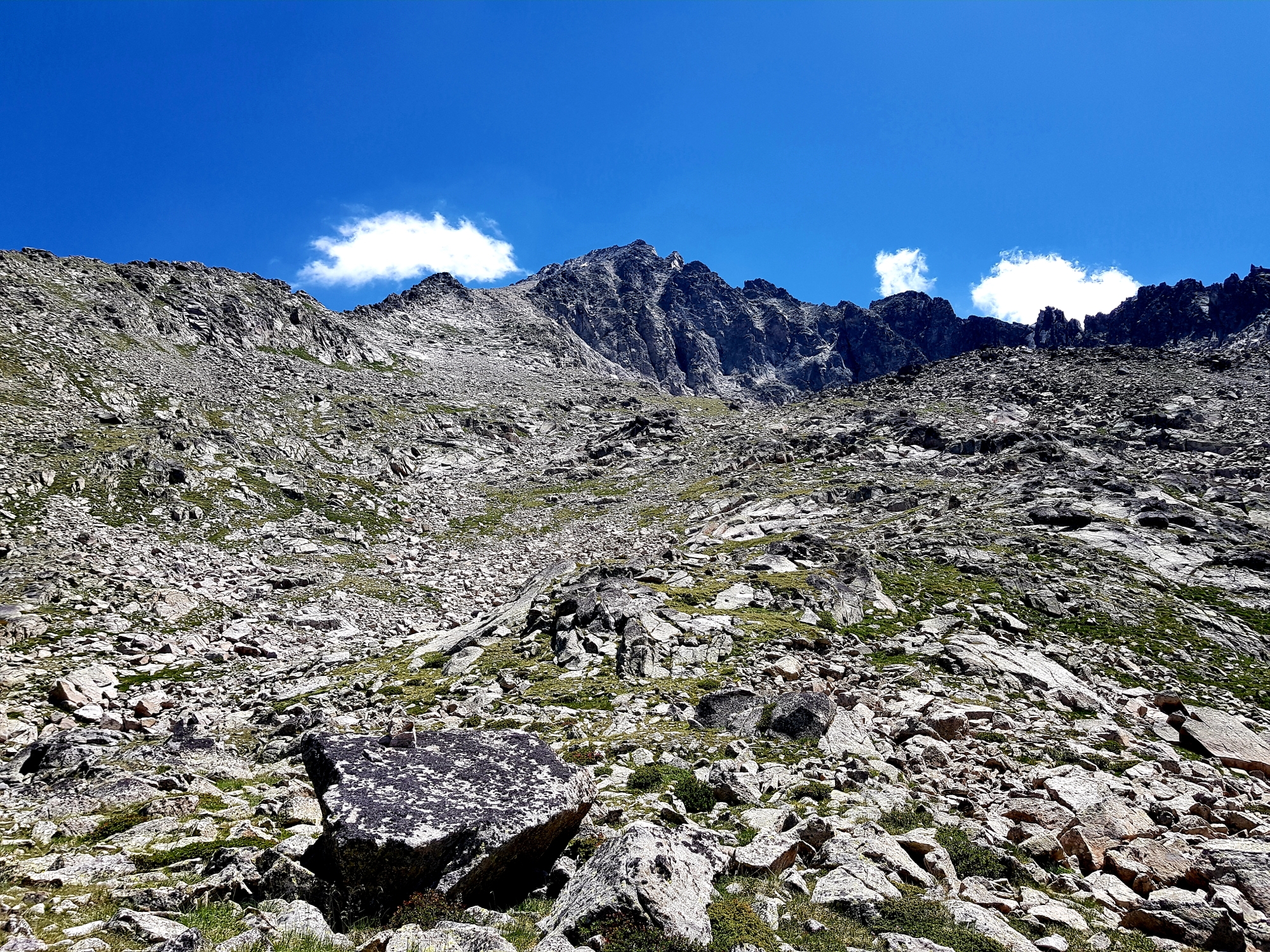 Ausgesetzter Pfad in den Pyrenäen: Kein wirklicher Weg zu erkennen, Wegführung mit Steinmännchen