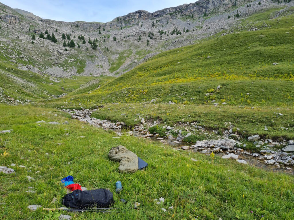 Deine Ausrüstung dominiert mit Rucksack, Schlafsack, Isomatte und Zelt - hier noch nicht aufgebaut - das Gewicht der Ultraleicht-Trekking-Packliste