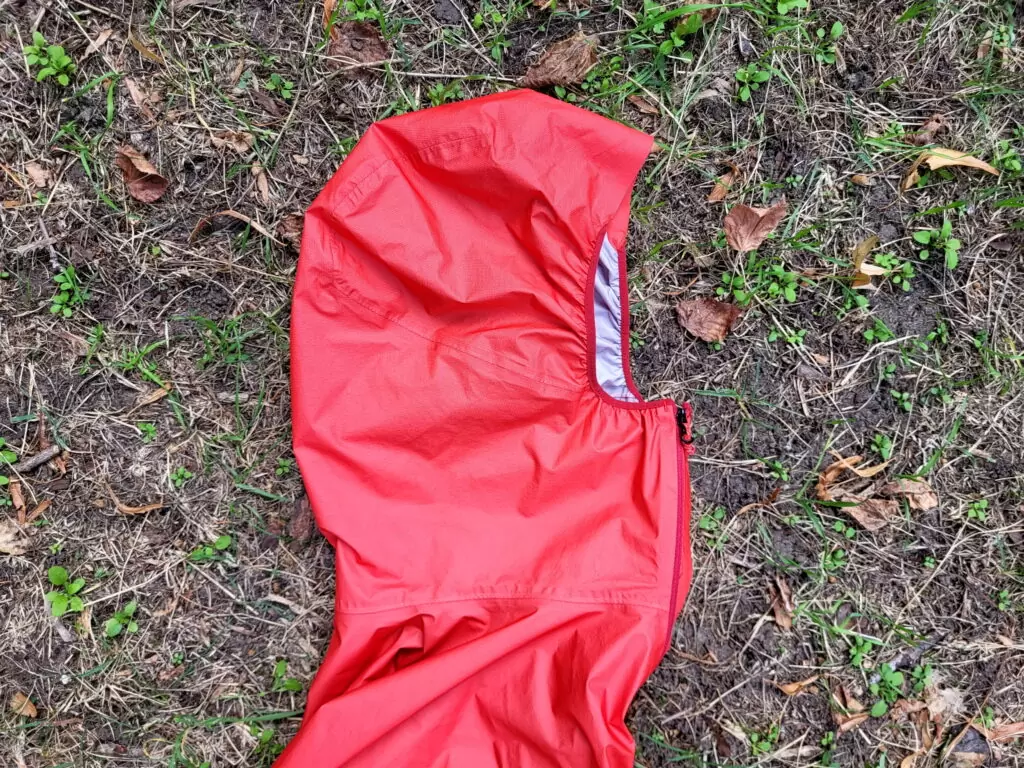 Die Kapuze der Berghaus Hyper 100 Jacket mit Gummizug und eine Regenkrempe ist nicht verstellbar