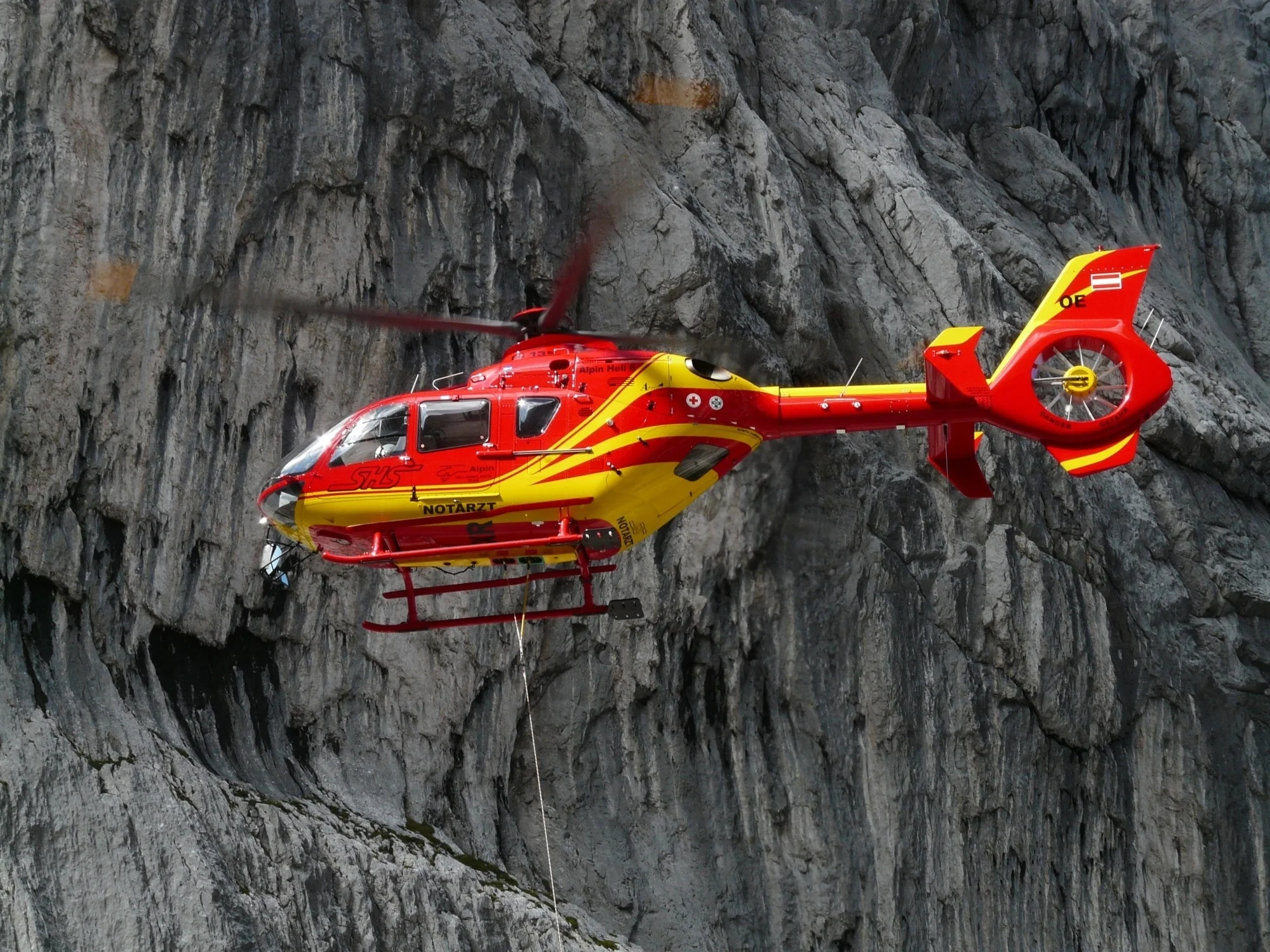 Rettungshubschrauber der Bergwacht für in Bergnot Geratene