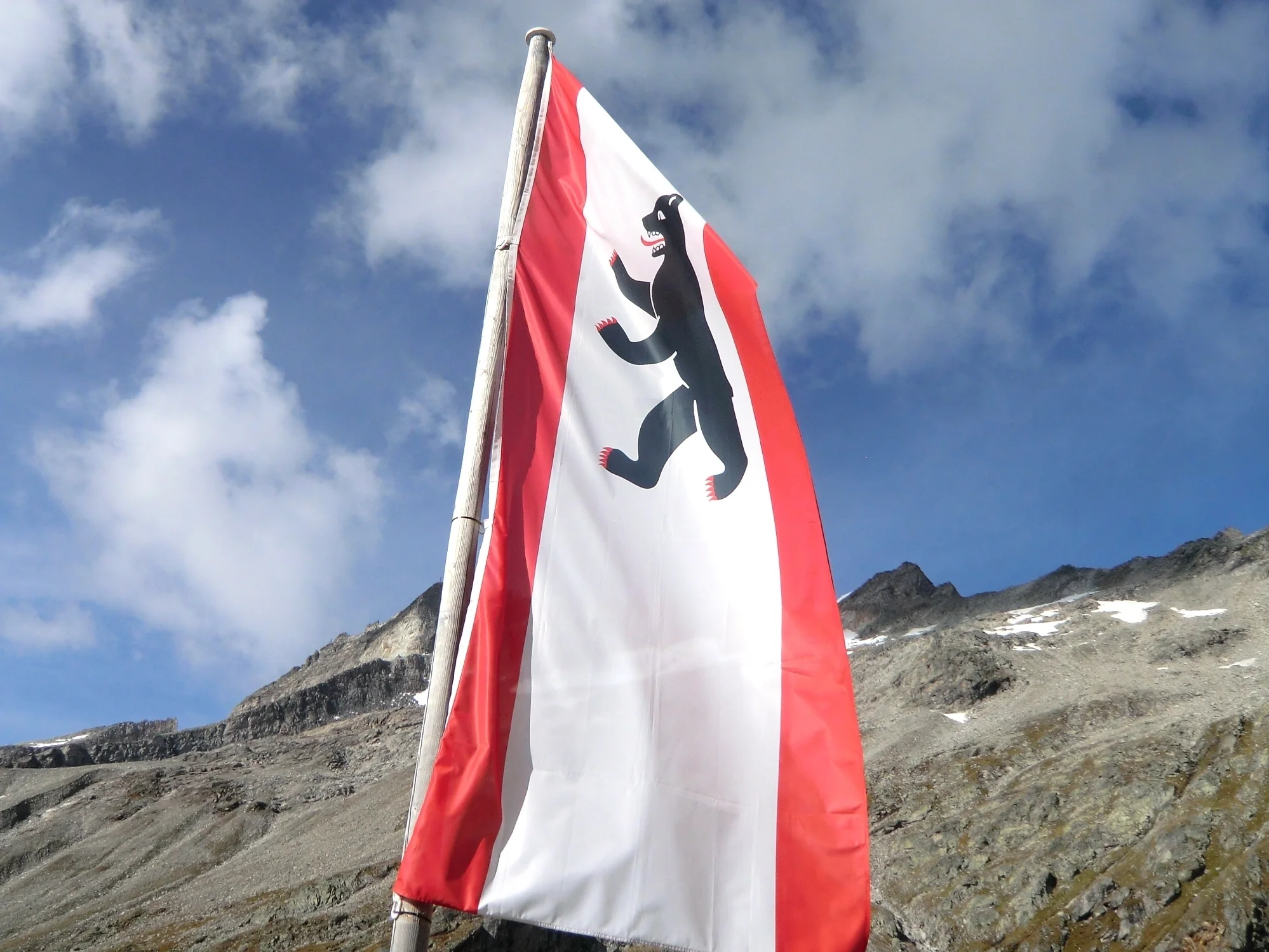 Berliner Höhenweg Flagge mit dem Berliner Bär beim Friesenberghaus auf dem Berliner Höhenweg