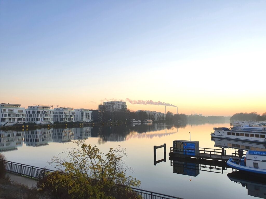 Blick auf Stralau bei meiner Berliner Südosten Radtour am Wasser