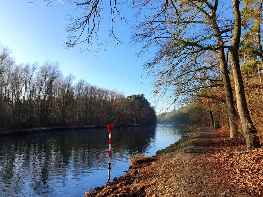 Einsamer Uferweg am Gosener Kanal