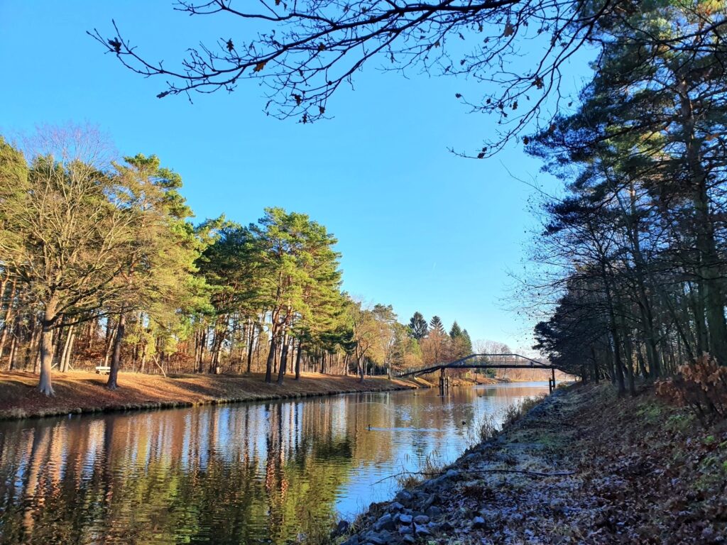 Uferwegchen am Oder-Spree-Kanal mit Schmöckwitzwerder Brücke