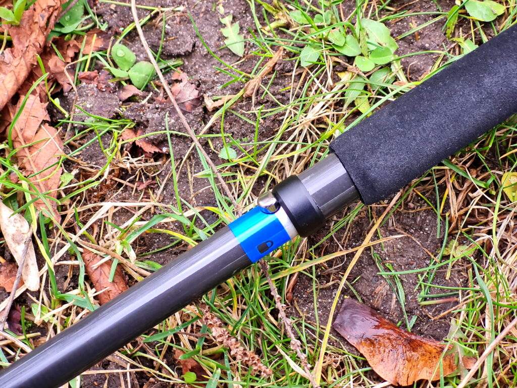 Die Verriegelung der Black Diamond Distance Carbon Z Trekking Poles lässt sich einhändig bedienen