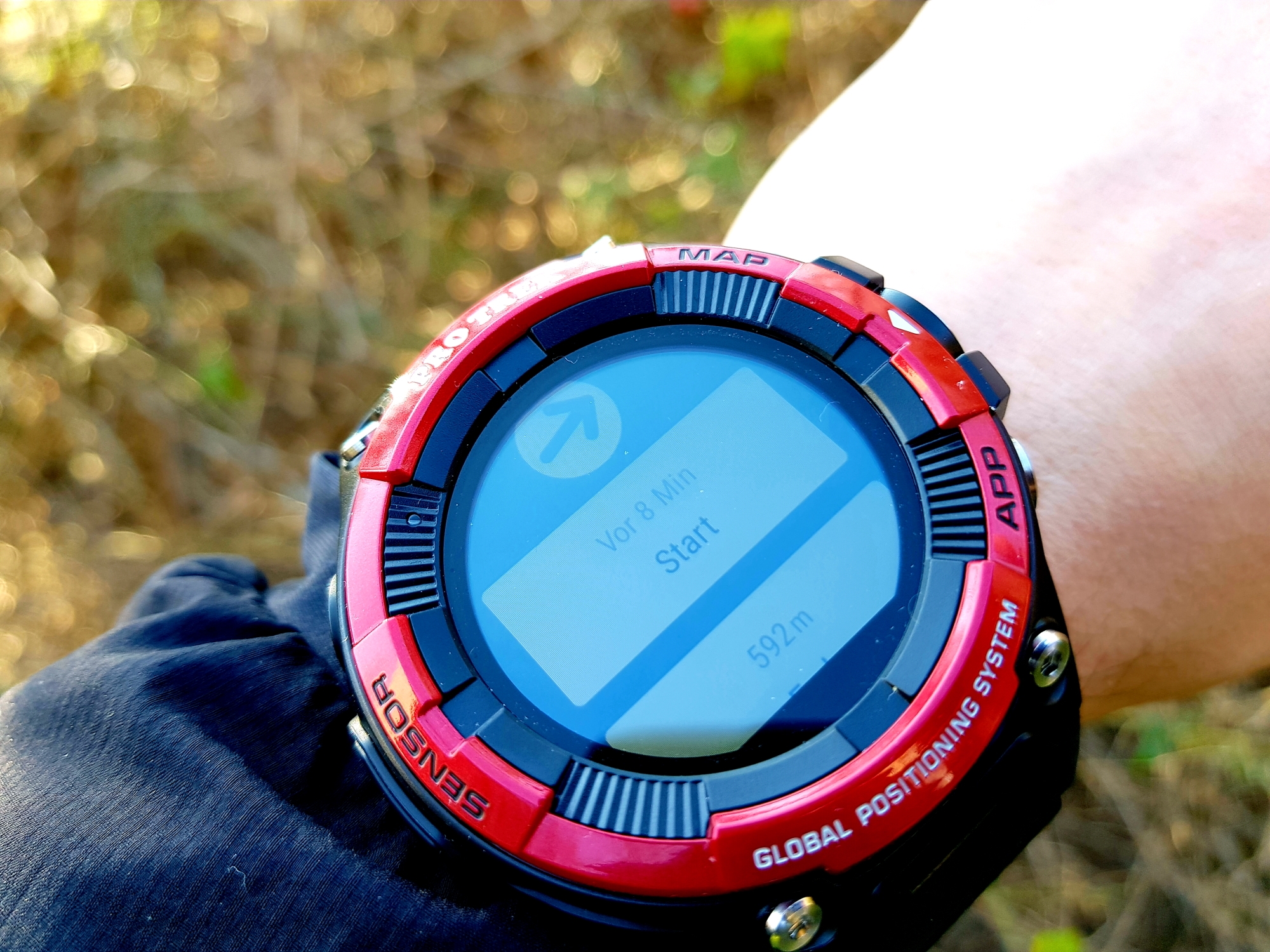 Casio Pro Trek WSD-F21HR Smartwatch mit ViewRanger-Navigationspfeil