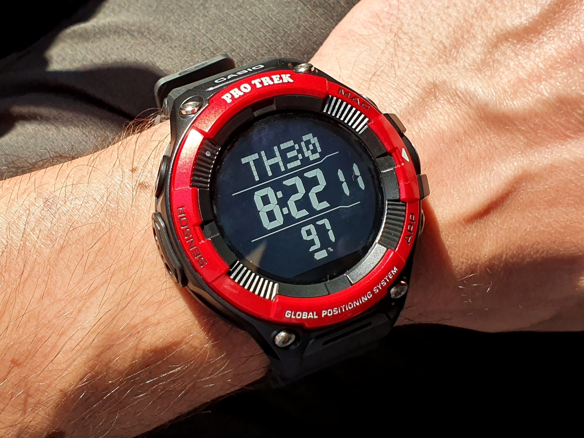 Casio Pro Trek Smart WSD-F21HR Smartwatch mit Schwarzweiß-Display im Test