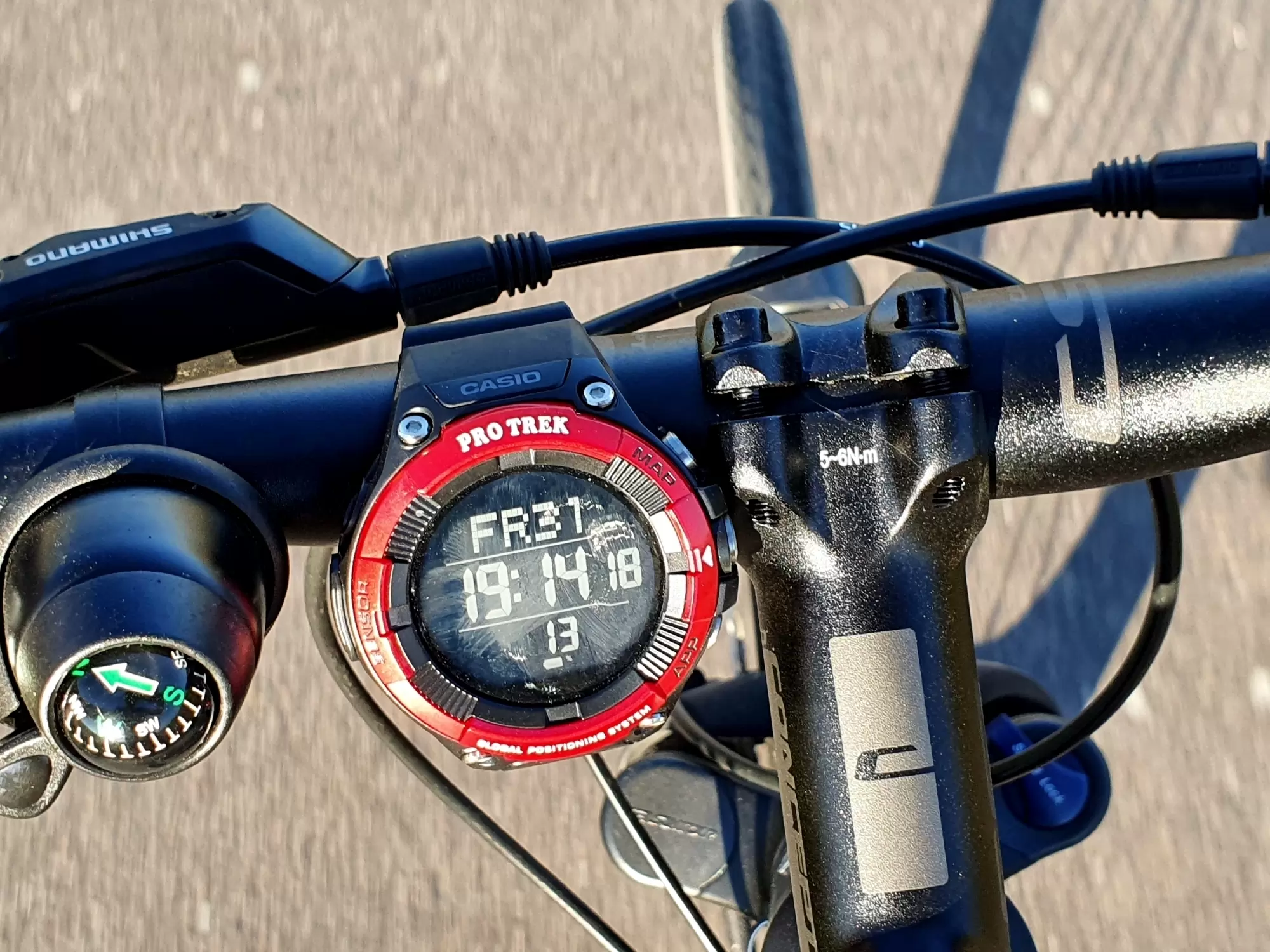 Zum Radfahren lässt sich die Casio Pro Trek Smart WSD-F21HR Smartwatch ganz gut am Lenker befestigen