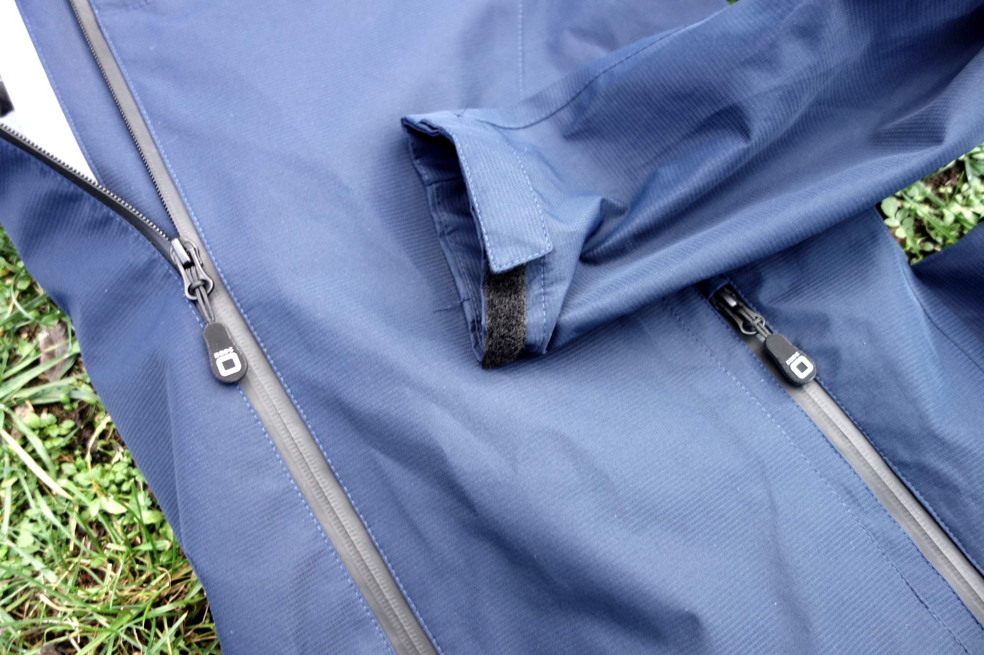 Code Zero Waypoint Jacket Klettverschluss am Bündchen und wasserdichte Reißverschlüsse