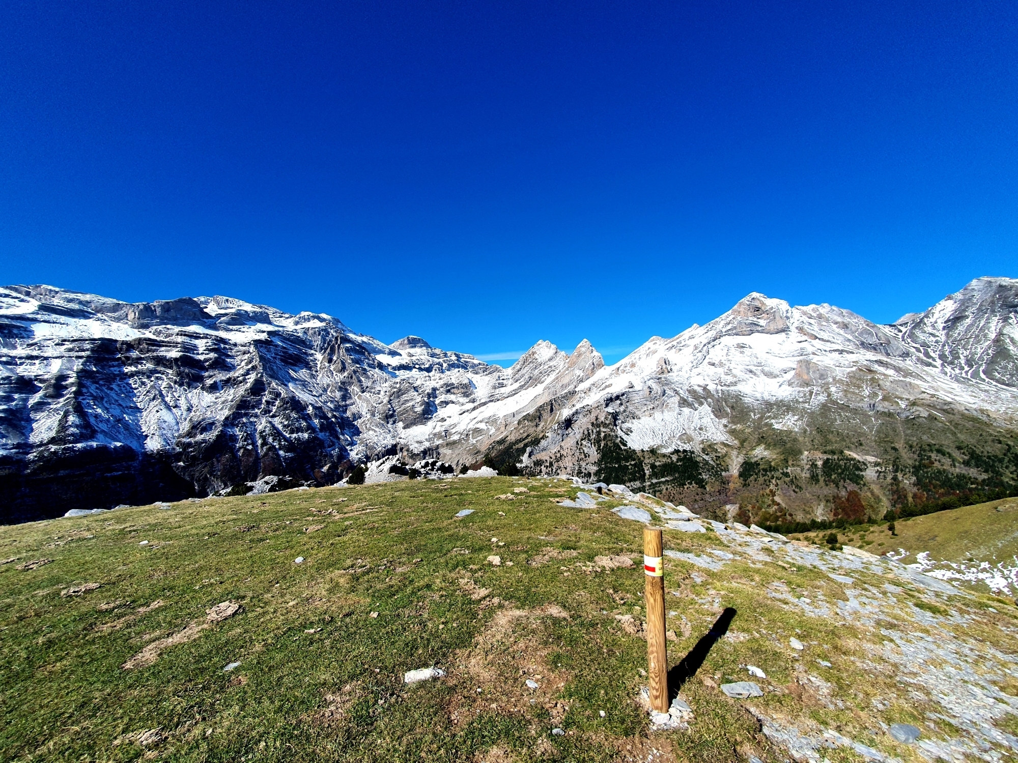 Blick zurück auf das vergletscherte Monte Perdido-Massiv