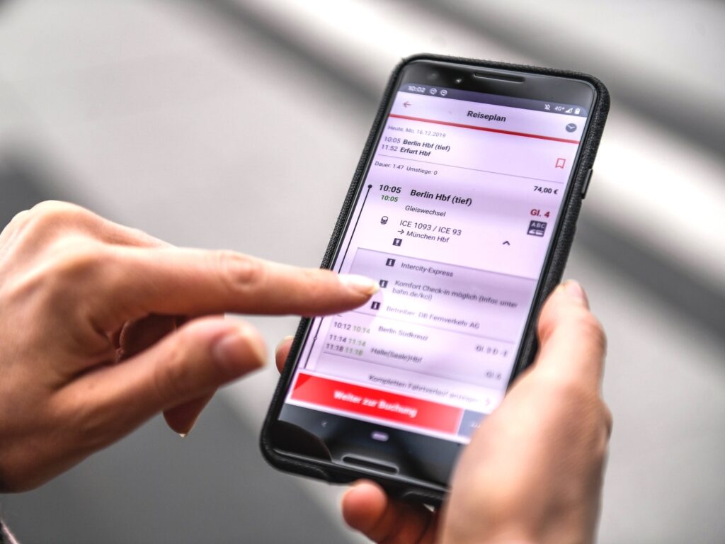 Smartphone mit der App DB Navigator im Test