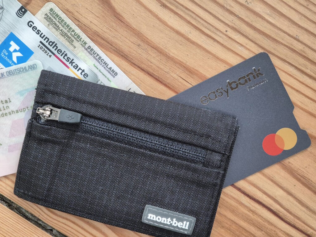 Dokumente wie Ausweis und Reise-Kreditkarte sind überlebenswichtig für die Ultraleicht-Trekking-Packliste