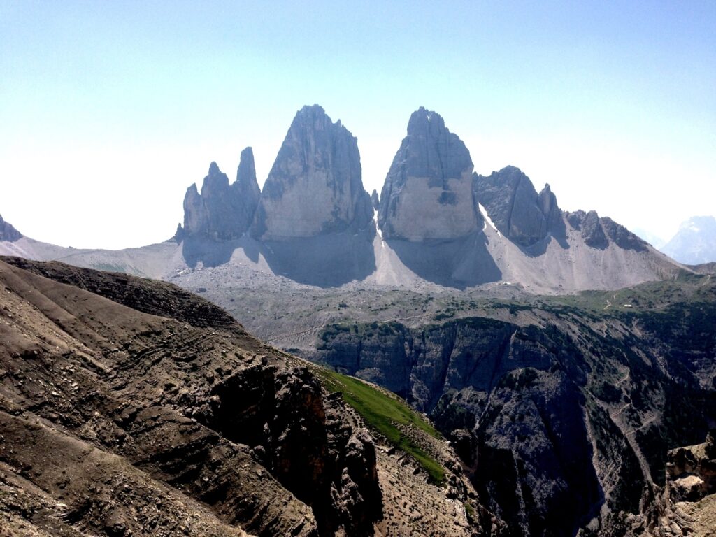 Die Dolomiten-Höhenwege #4 und #9 führen am Wahrzeichen der Dolomiten, den Drei Zinnen, vorbei