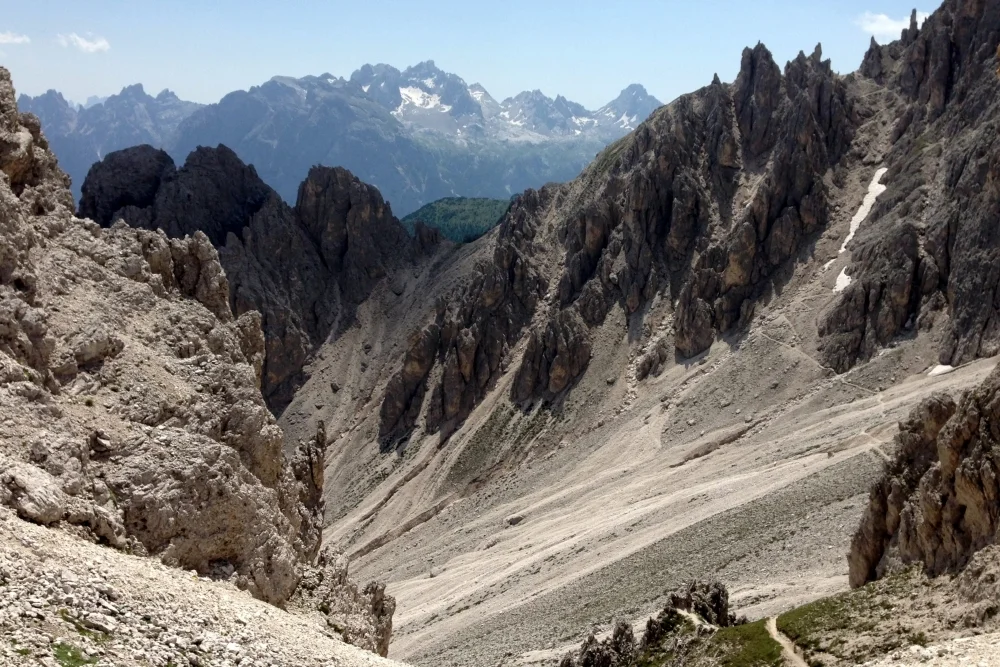  Typisch für die Dolomiten: Zerklüftete Massive und steile Riffe aus Kalk- und dem namensgleichen Dolomitgestein.