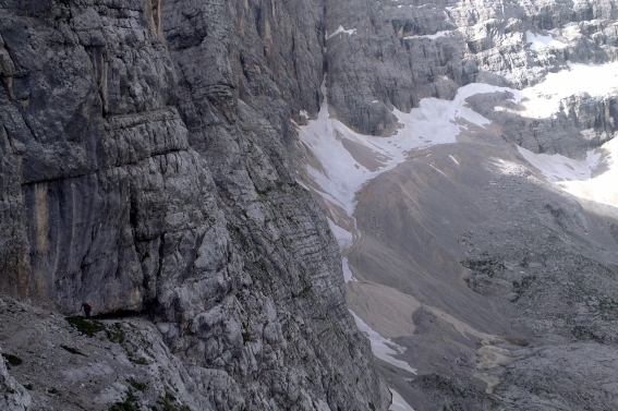  Der Vandelli-Klettersteig zieht sich eindrucksvoll durch die Steilwand der Croda del Fogo ...