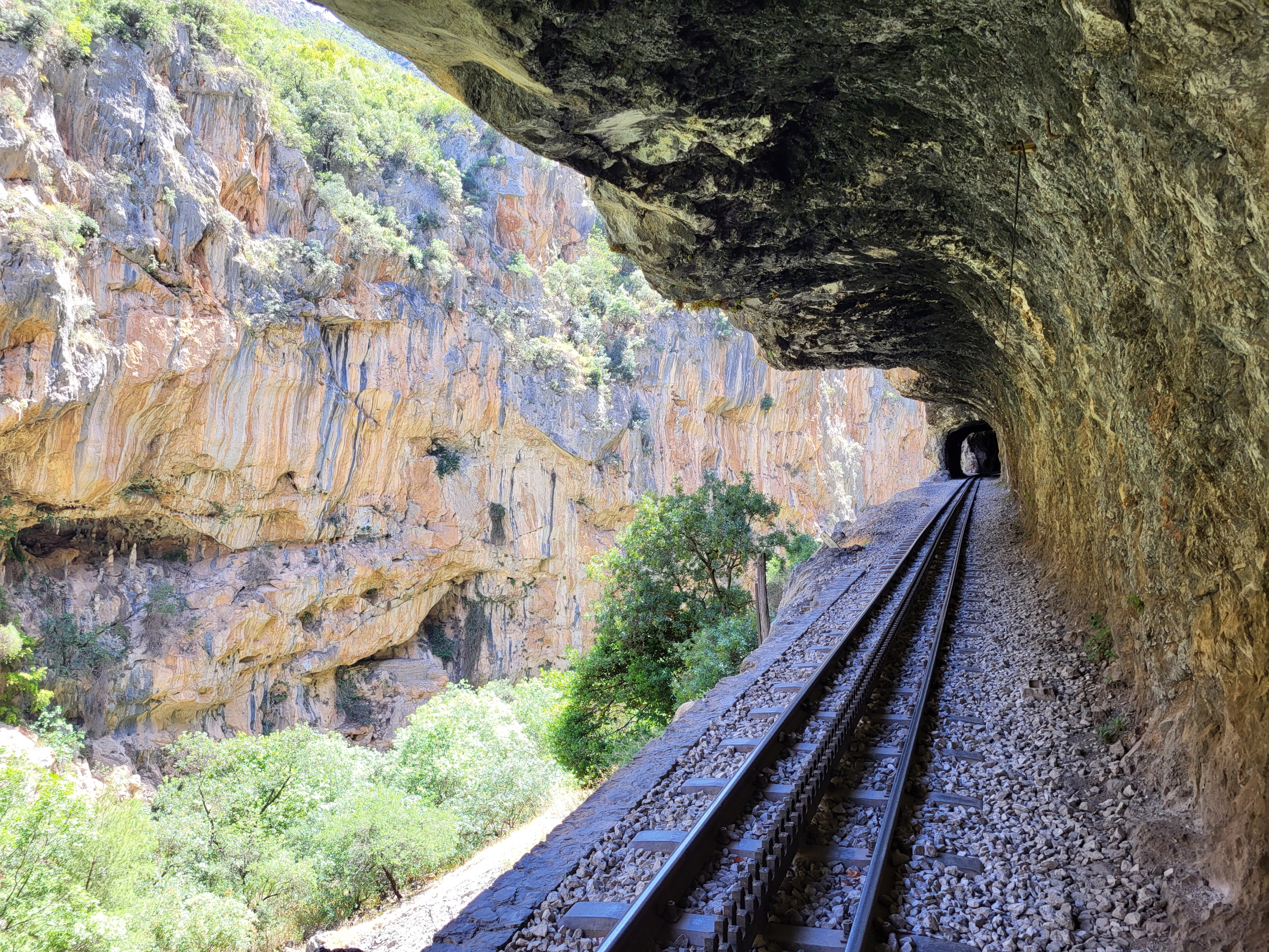 E4 Peloponnes Teil 1: Auf der historischen Bahnstrecke Diakopto-Kalavryta durch den Fels