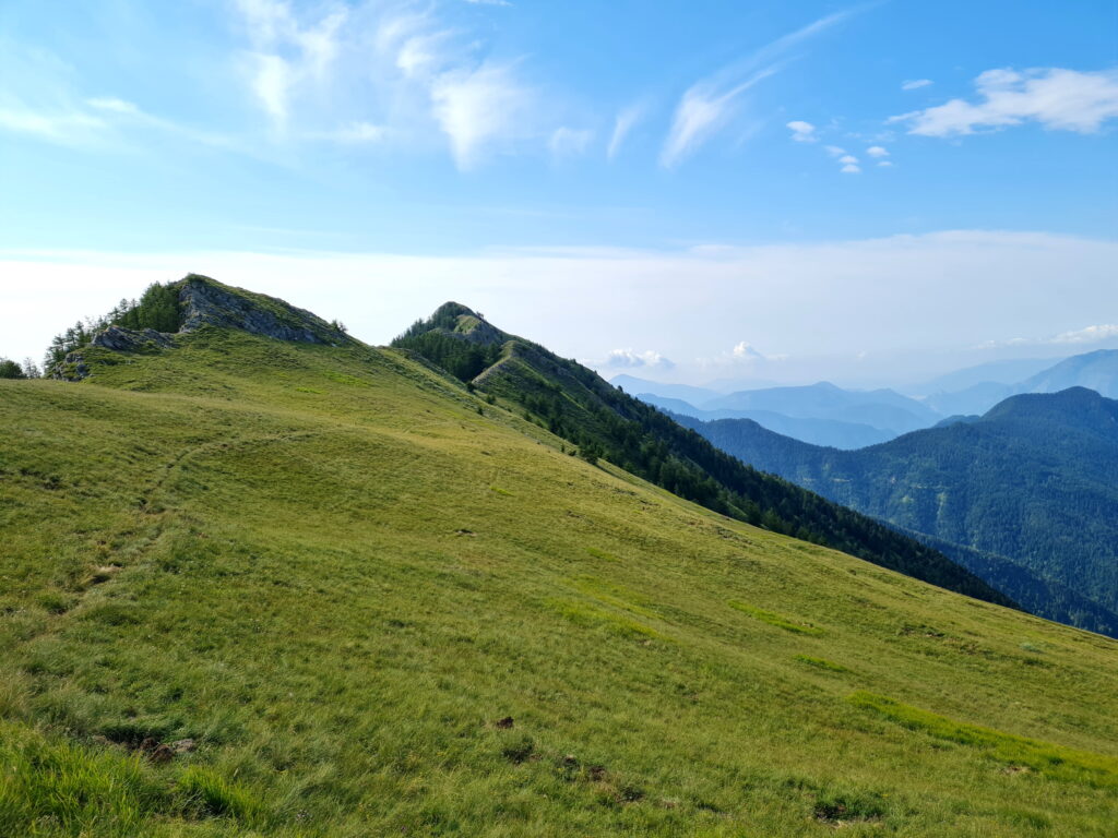 Wanderweg auf einer Flanke in den Seealpen