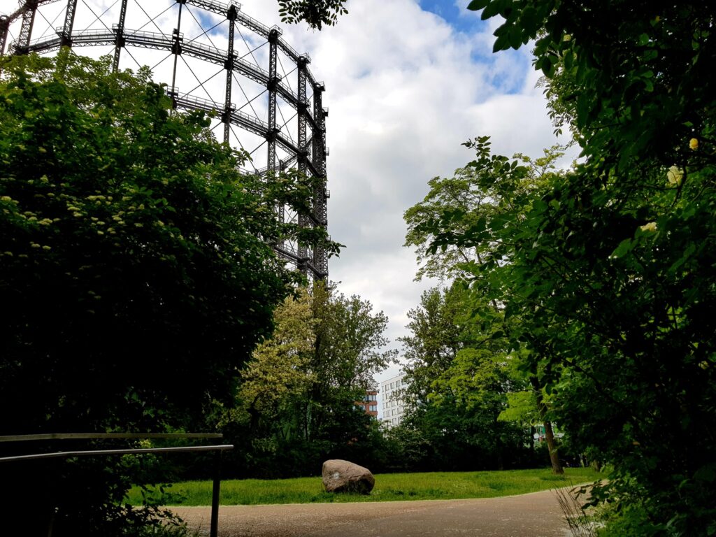 Hier treffen sich Wanderwelt und Stadtwelt: Wanderwemarkierung am Gasometer, Berlin-Schöneberg