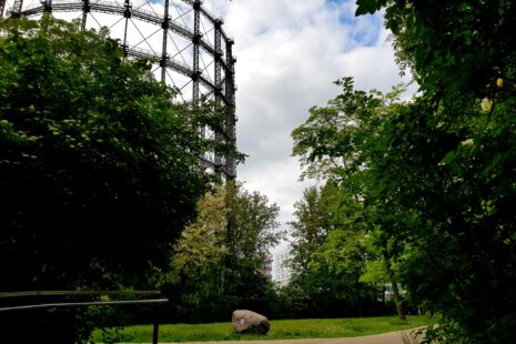 Hier treffen sich Wanderwelt und Stadtwelt: Wanderwemarkierung am Gasometer, Berlin-Schöneberg