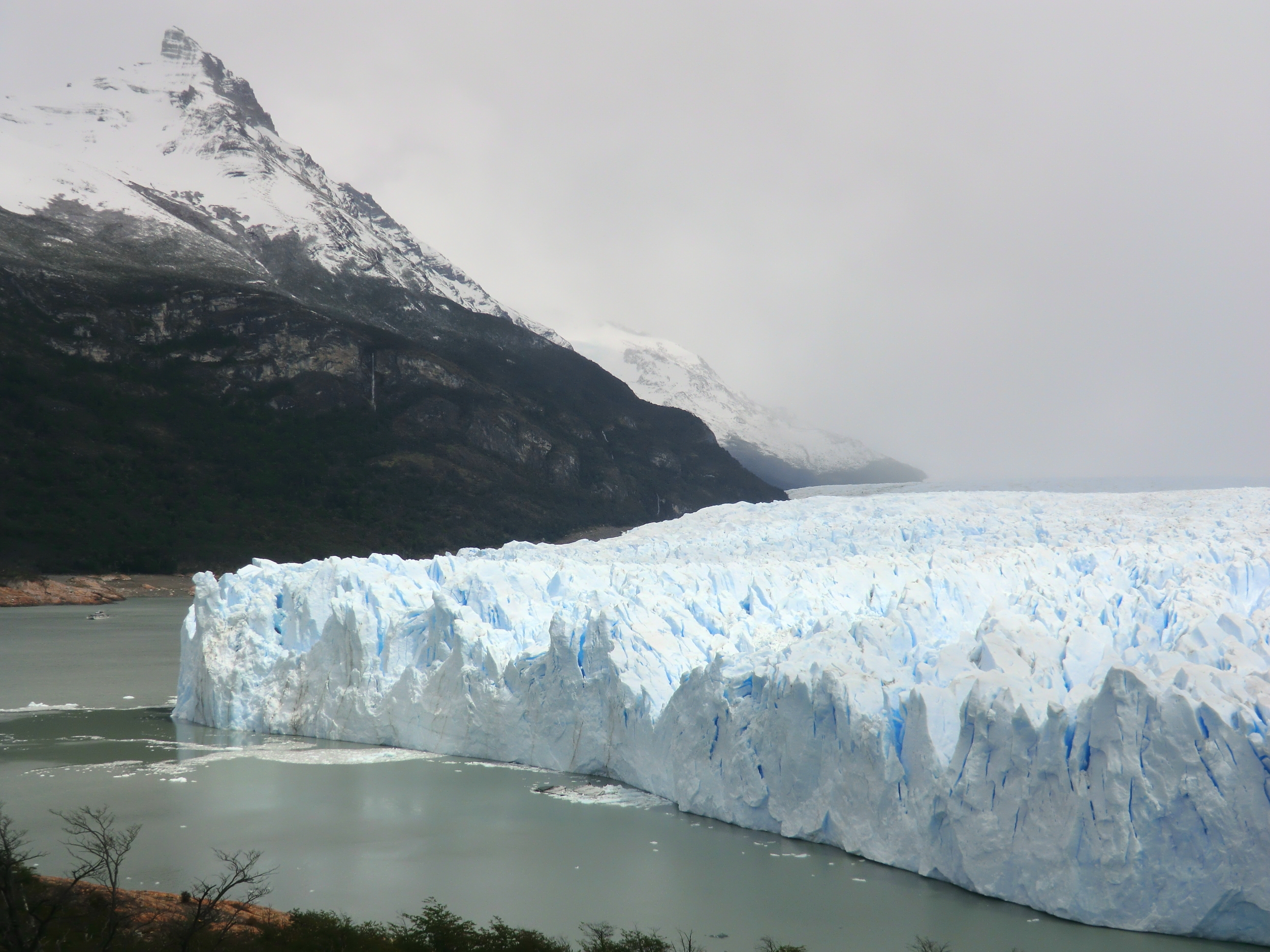 Frische Gletschermilch des Perito-Moreno-Gletschers in Argentinien