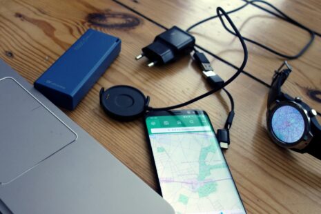 Meine Technik zur GPS-Navigation: Laptop, Smartphone, Smartwatch, Powerbank und Ladekabel