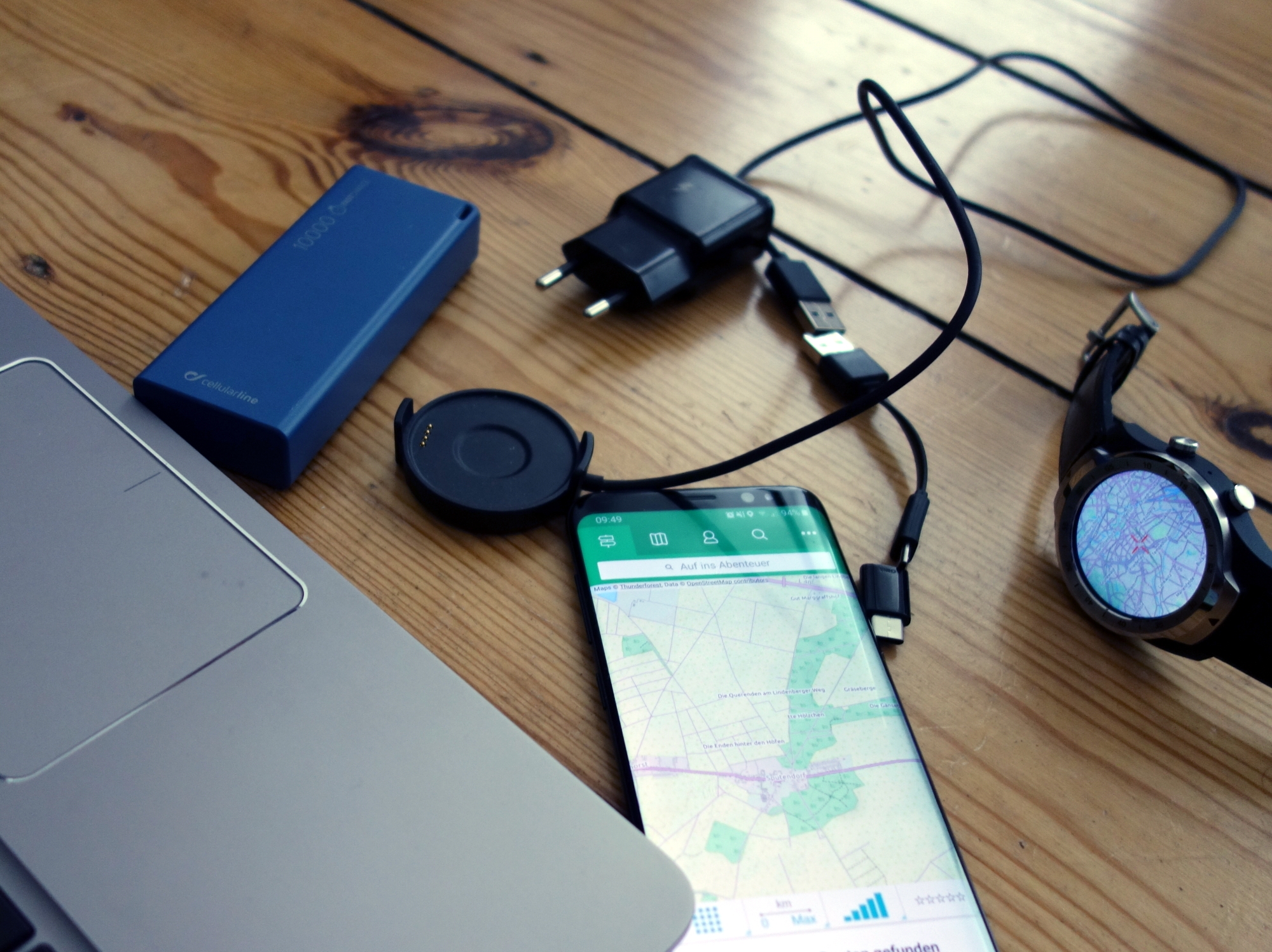 Meine Technik zur GPS-Navigation: Laptop, Smartphone, Smartwatch, Powerbank und Ladekabel
