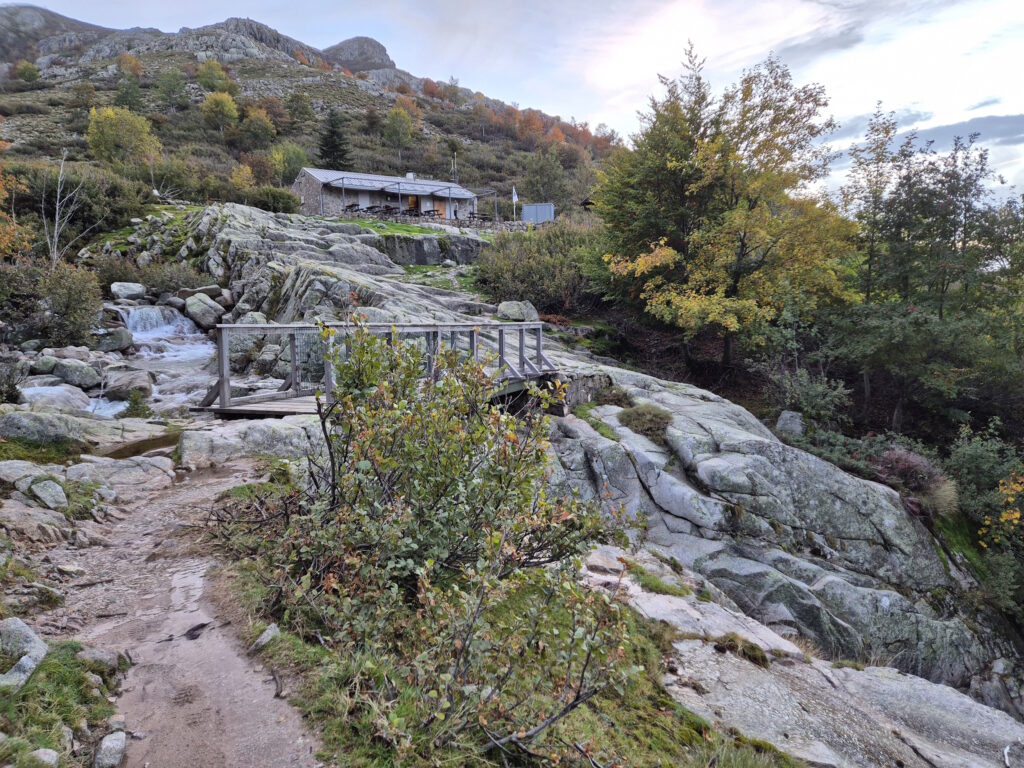 GR 20 Nordteil Vorbereitung: Bei den Hütten wie hier dem Refuge de Mangano darfst du dein Zelt aufschlagen