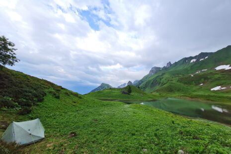 Das erste Nachtlager auf der Grande Traversée des Alpes am Lac de Neuteu