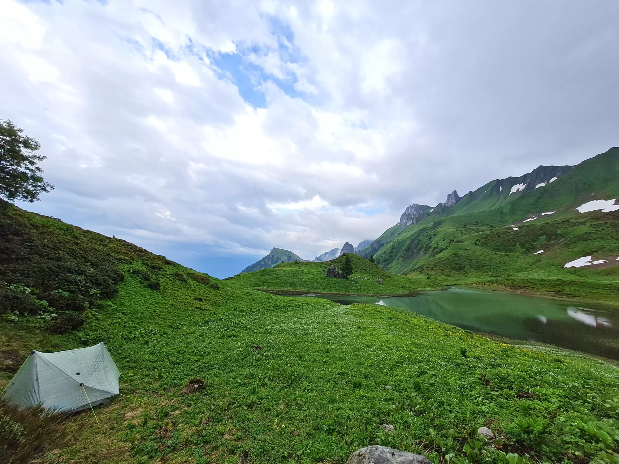 Das erste Nachtlager auf der Grande Traversée des Alpes am Lac de Neuteu