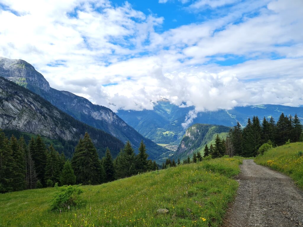 Grande Traversée des Alpes Teil 1: Blick unterhalb des Col de la Golèse auf Samoëns