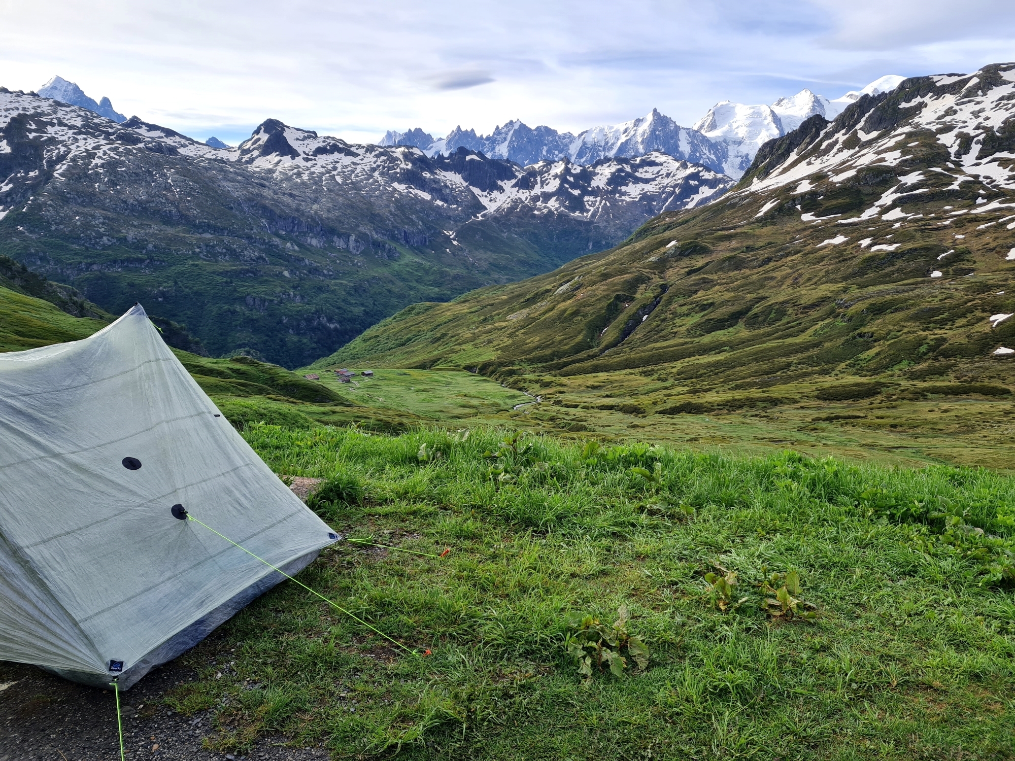 Grande Traversée des Alpes Teil 2: Zeltplatz mit Blick auf das Mont-Blanc-Massiv