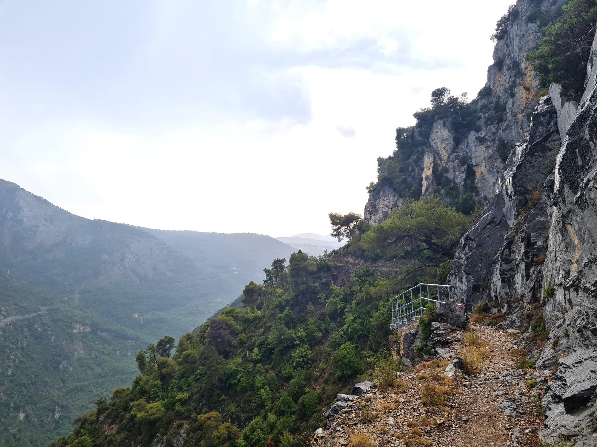 Grande Traversée des Alpes Teil 9: Steinmauer an der der Crête de la Pallu