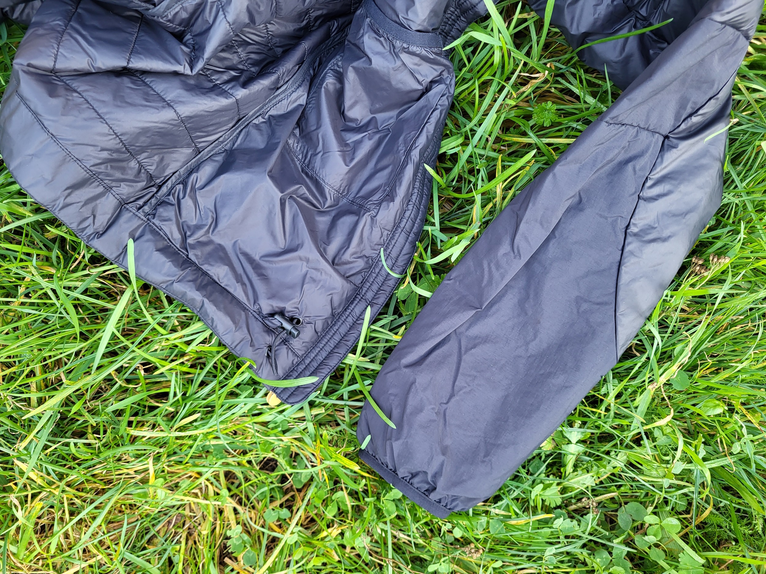 Gummibündchen und verstellbarer Saum der Grüezi Bag Lightful Downwool Jacket