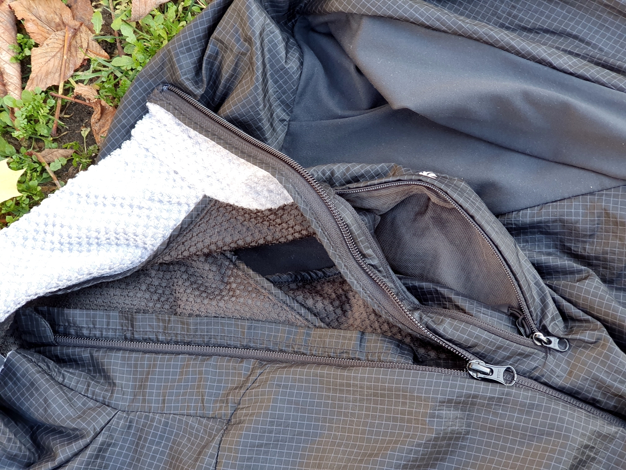 Fütterung und Brusttasche der Haglöfs Summit Hybrid Jacket