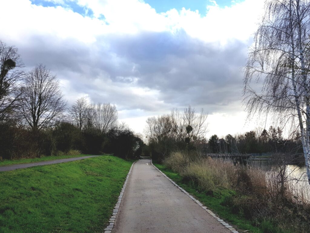 Idylle mit See in Spandau auf dem Havelland-Radweg