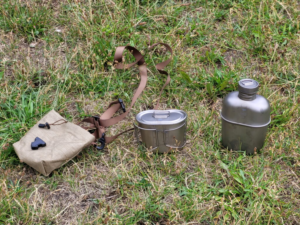 Das Keith Titanium Ti3060 Canteen Mess Kit: Tasche, Becher, Feldflasche