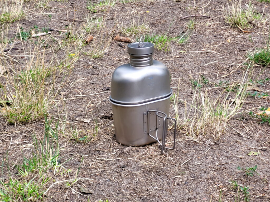 Der Becher des Keith Titanium Ti3060 Canteen Mess Kit kann als Halterung mit Griffen für die Feldflasche verwendet werden