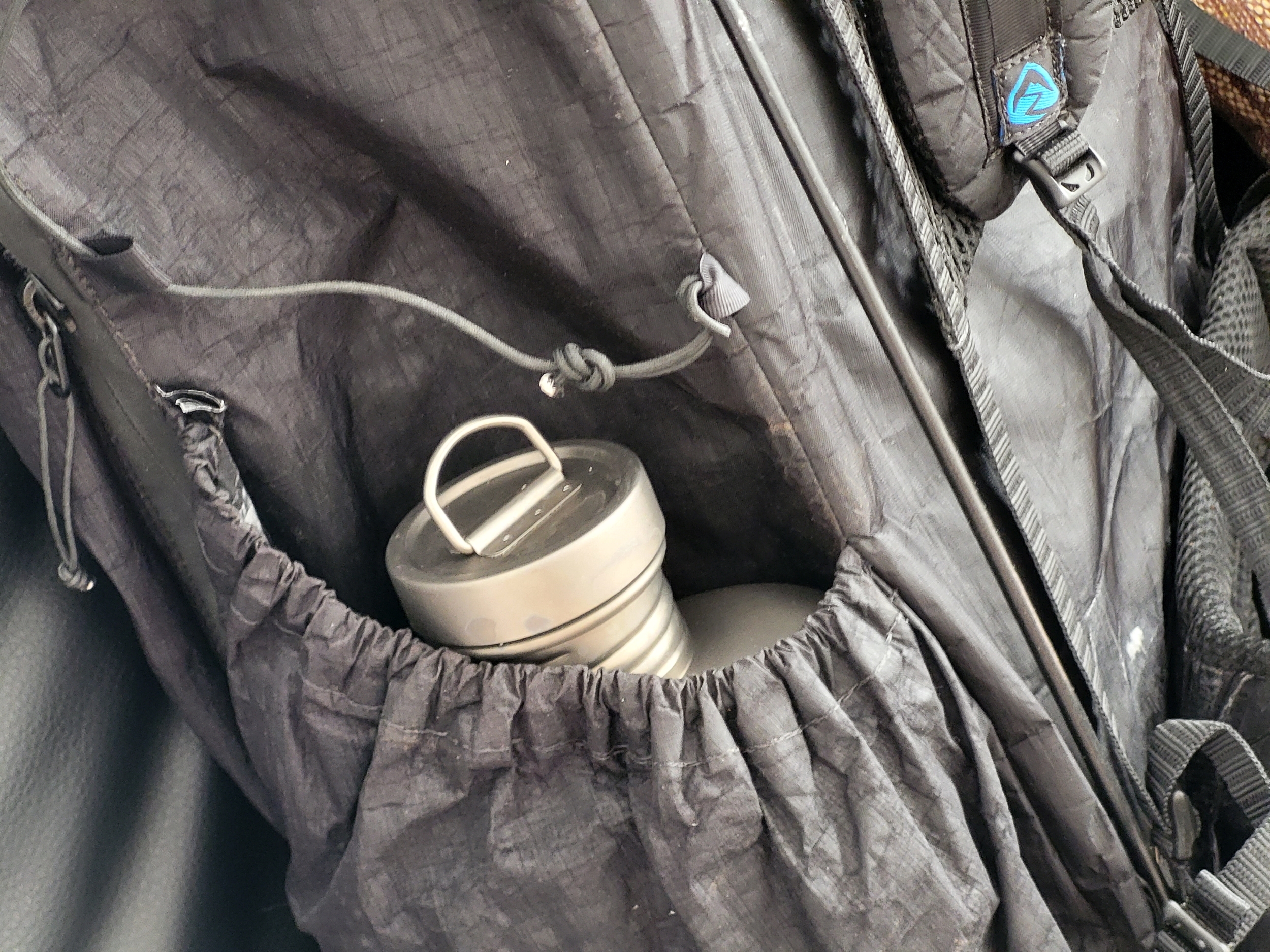 Die Feldflasche des Keith Titanium Ti3060 Canteen Mess Kit lässt sich super in der Seitentasche des Zpacks Arc Zip Rucksacks verstauen